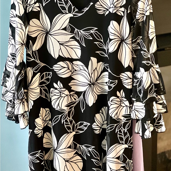 Flower triple ruffled sleeves dress medium - Picture 5 of 5